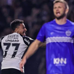 Lingard marca, e Corinthians vence o Barra-SC na Copa do Brasil