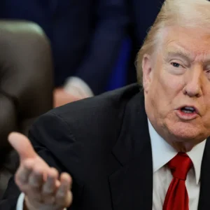 Trump avalia punir países da Otan por falta de apoio na guerra, diz jornal