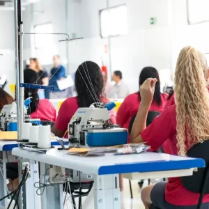 Nova fábrica na Penitenciária Feminina de Cuiabá vai produzir uniformes escolares e gerar 120 empregos