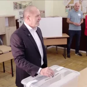 Búlgaros vão às urnas em oitava eleição parlamentar em cinco anos