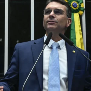 Flávio diz que possível condenação de Eduardo no STF é “bizarra e ilegal”