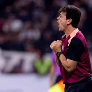O que disse Fernando Diniz após vitória do Corinthians sobre o Platense