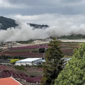 Militares de Israel ferem jornalistas no sul do Líbano, diz mídia estatal