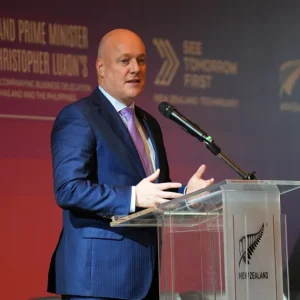 Premiê da Nova Zelândia conquista voto de confiança e permanece no governo