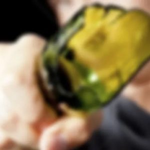 Discussão em bar termina com homem ferido com golpes de garrafa