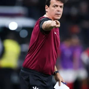 Diniz se emociona em Itaquera e explica repetições em escalação