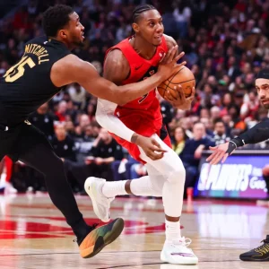 Raptors vencem Cavaliers em jogo apertado e empatam série dos playoffs