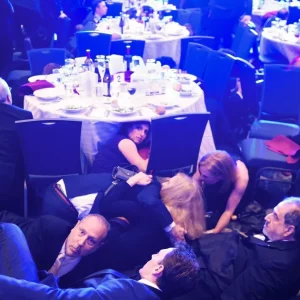 Âncora da CNN presente em jantar em Washington relata momentos após tiros