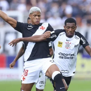 Contra o Vasco, André é expulso por entrada violenta; veja lance