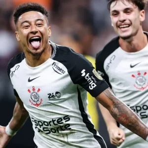 Corinthians domina Peñarol e segue 100% na Libertadores