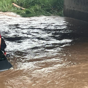 Mulher é encontrada morta após carro cair em córrego durante chuvas em SP