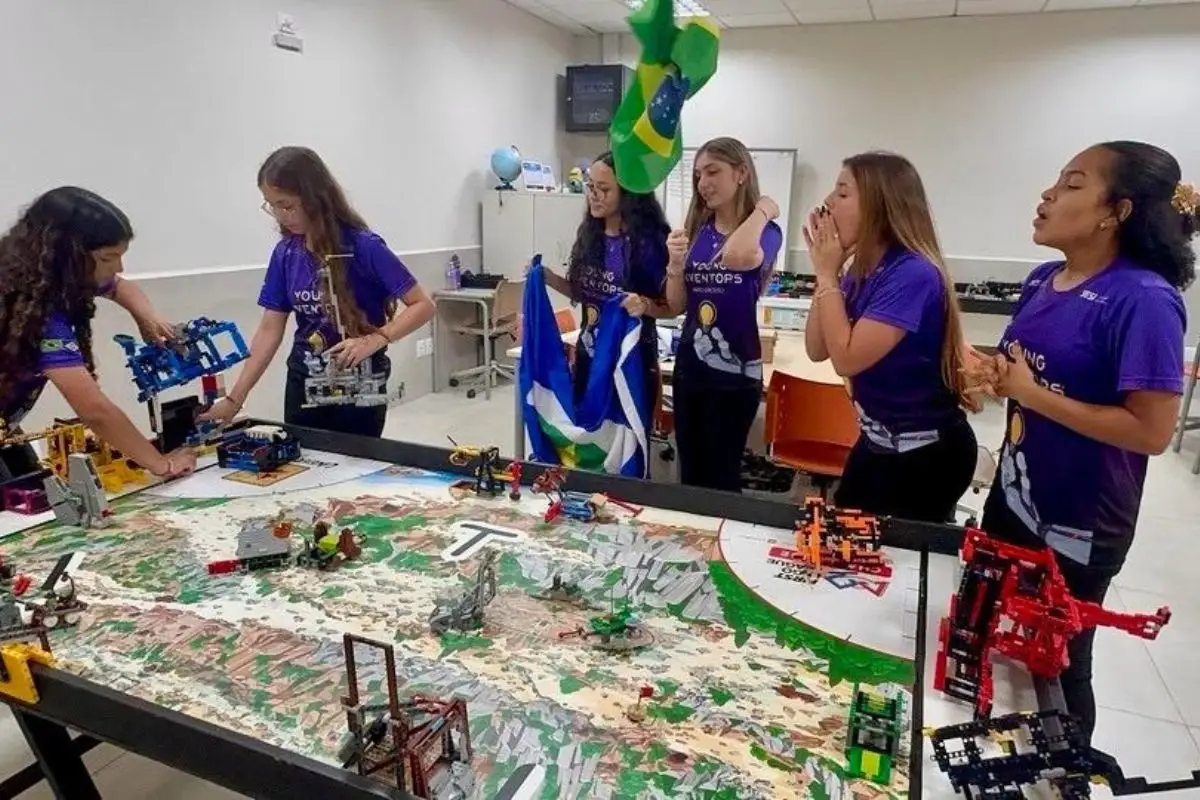 Integrantes da Young Inventors, do Sesi Várzea Grande, representam Mato Grosso em estreia histórica no mundial de robótica com equipe formada só por meninas. - Foto: Sesi
