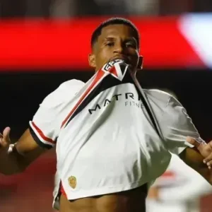 São Paulo renova com joia e aumenta multa milionária para times brasileiros