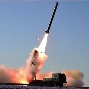 Coreia do Norte dispara mísseis balísticos em direção ao mar e eleva tensão