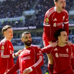 Van Dijk decide no fim, e Liverpool vence Everton pela Premier League