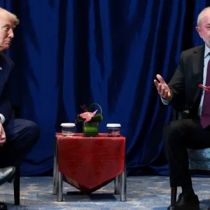 Mundo pré-Trump não volta, e Brasil pode afetar futuro, diz Anne Applebaum