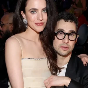 Jack Antonoff revela ter feito pedido inusitado à irmã de Margaret Qualley