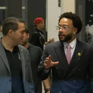 Após polêmica, Memphis vai ao gramado em Corinthians x Palmeiras; veja