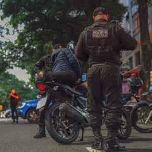 Dez policiais militares são denunciados por invasão de domicílio no RJ