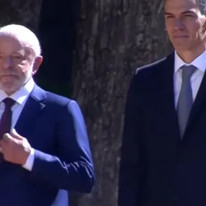 Lula é recebido por Pedro Sánchez para reunião em Barcelona