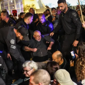 Polícia israelense dispersa protesto contra guerra em Tel Aviv