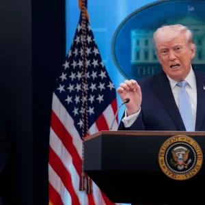 É pouco provável que Trump reacenda discurso armamentista, diz especialista