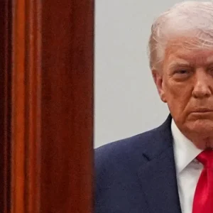 Trump diz que militares dos EUA permanecerão no Irã até alcançar acordo