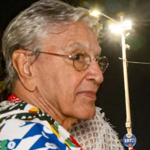 Senador acusa Caetano Veloso de ter usado armas na ditadura e é desmentido