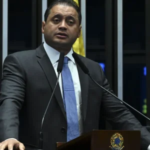 Após leitura do relatório, Messias se reúne com Weverton no Senado