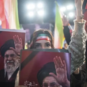 Iranianos lembram 40 dias da morte do líder supremo
