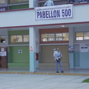 Urnas abrem no Peru para eleições presidenciais deste domingo (12)