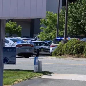 Ataque a tiros perto de escola nos EUA mata dois adolescentes, diz polícia