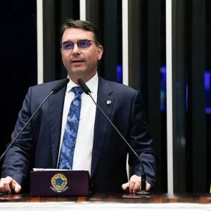 Flávio Bolsonaro mira base de direita e agro em agendas no MS e RS