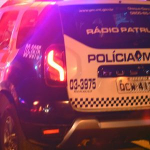 Bêbado, agressivo e violento: homem é preso após atacar companheira dentro de casa em …