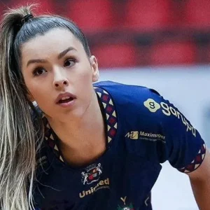 Jogadora expulsa por perfil 18+ denuncia: “Compravam meus nudes”