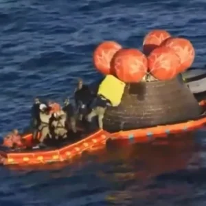 Veja vídeo do momento em que tripulação da Artemis II deixa cápsula Orion