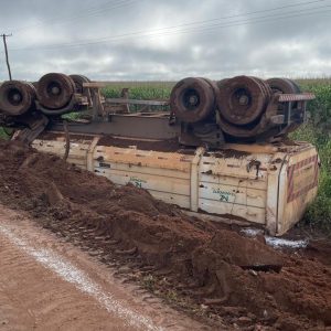 Carreta tomba e derrama carga de calcário na BR-163 em Sorriso
