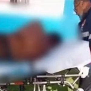 Homem é espancado com madeiras e golpeado com facão após discussão entre traficantes em MT; veja vídeo