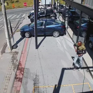 Assalto em concessionária termina com joias de R$ 100 mil levadas em MG