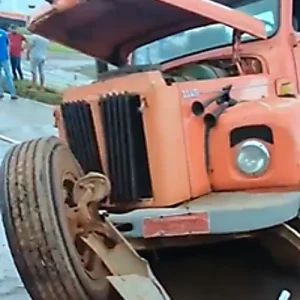 Caminhão sai de pista na BR-163 e motorista é socorrido por populares