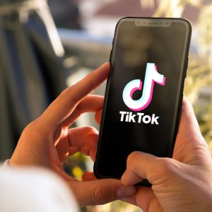 TikTok e saúde mental: como os conteúdos da rede promovem desinformação sobre temas como TDAH, TEA e outros