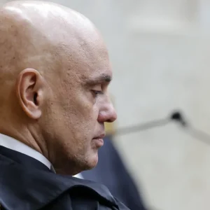 Moraes pede manifestação da PGR sobre malas sem raio-x em voo de Hugo