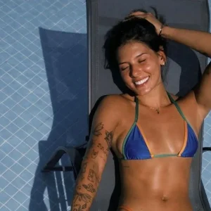 Ana Castela posa de biquíni em piscina após fãs pedirem foto de treino