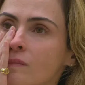 BBB 26: sem saber de internação, Ana Paula Renault chora ao falar do pai