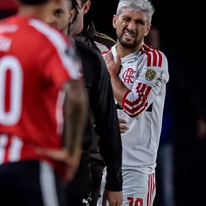 Arrascaeta sofre lesão e deixa jogo do Flamengo a 43 dias da Copa do Mundo