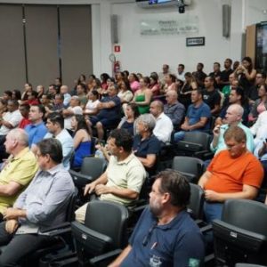 Audiência pública do PMHIS reúne autoridades e população em Câmara lotada