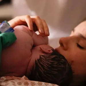 Camila Queiroz mostra detalhes do quarto da filha Clara; veja