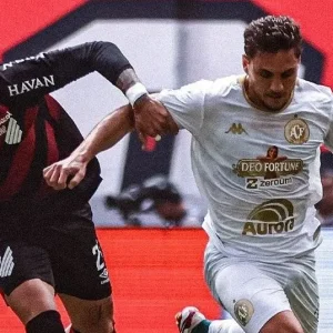 Athletico-PR vence Chapecoense e assume cola no G4 do Brasileirão