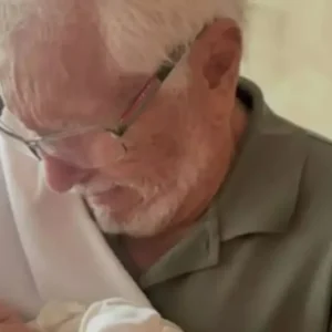 Carlos Alberto de Nóbrega compartilha foto com bisneto: “Os dois chorando”