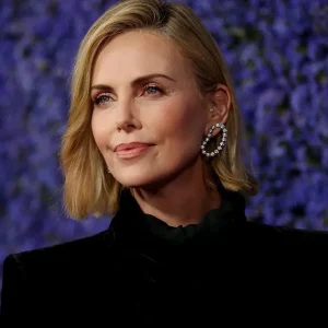 Charlize Theron alfineta Chalamet e diz que IA fará seu trabalho em 10 anos